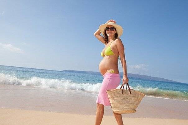 Можно ли беременным купаться в море? | nestle baby