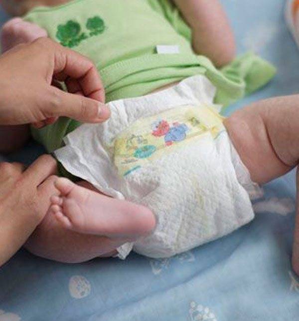 Как правильно одевать памперс новорожденному