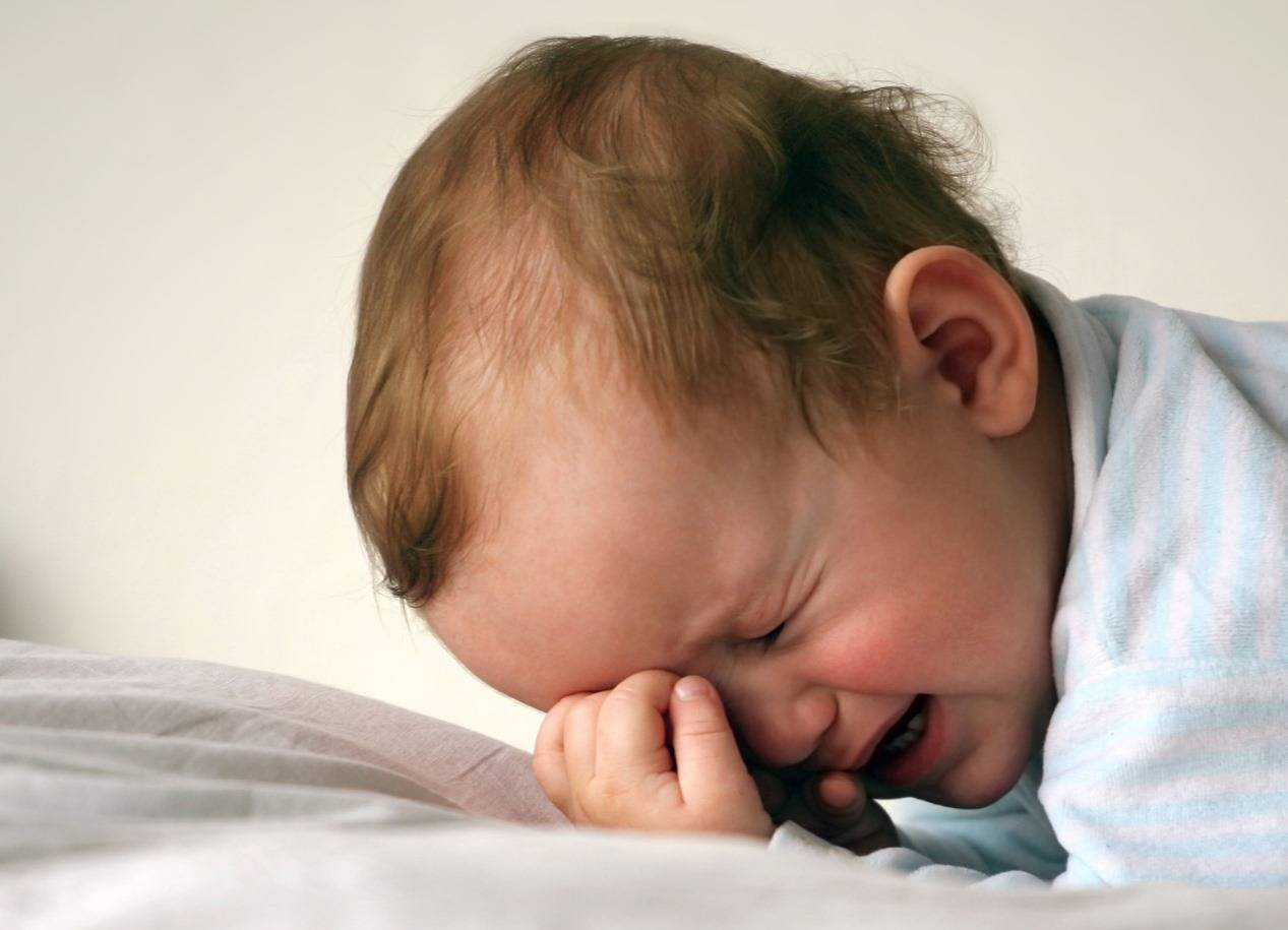 Ребенок плохо спит днем и ночью: причины и что делать
