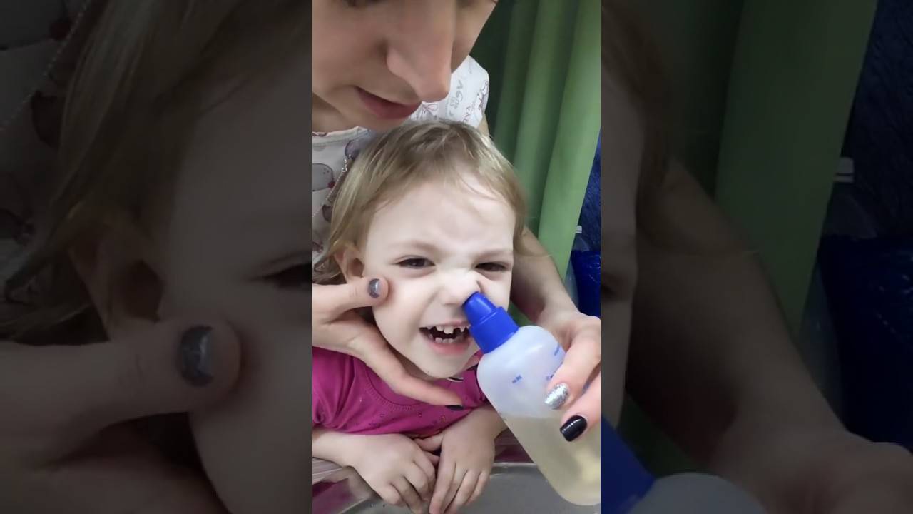 Промывать нос ребенку видео