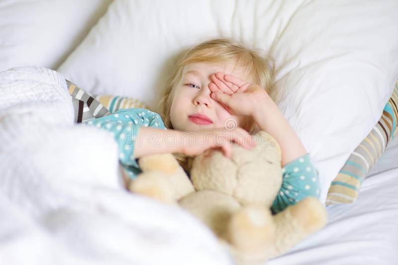 Ребенок ночью просыпается и плачет: почему так происходит? как успокоить малыша?