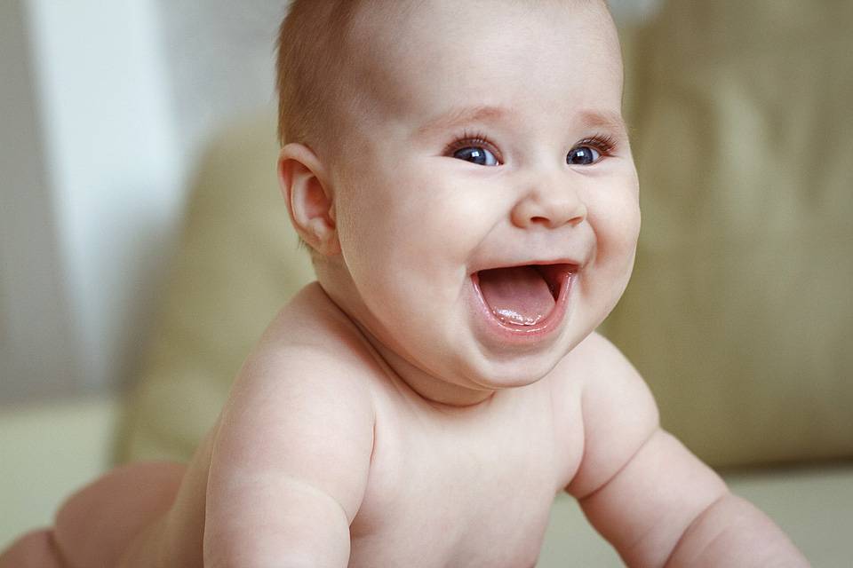 Во сколько младенец начинает смеяться в голос