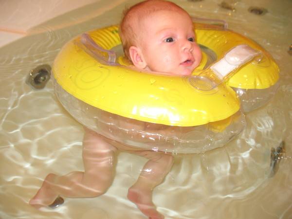 Круг для купания младенцев с какого возраста