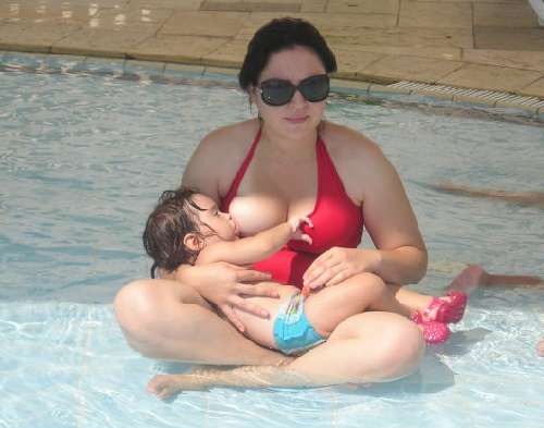 Купание малышей в бассейне