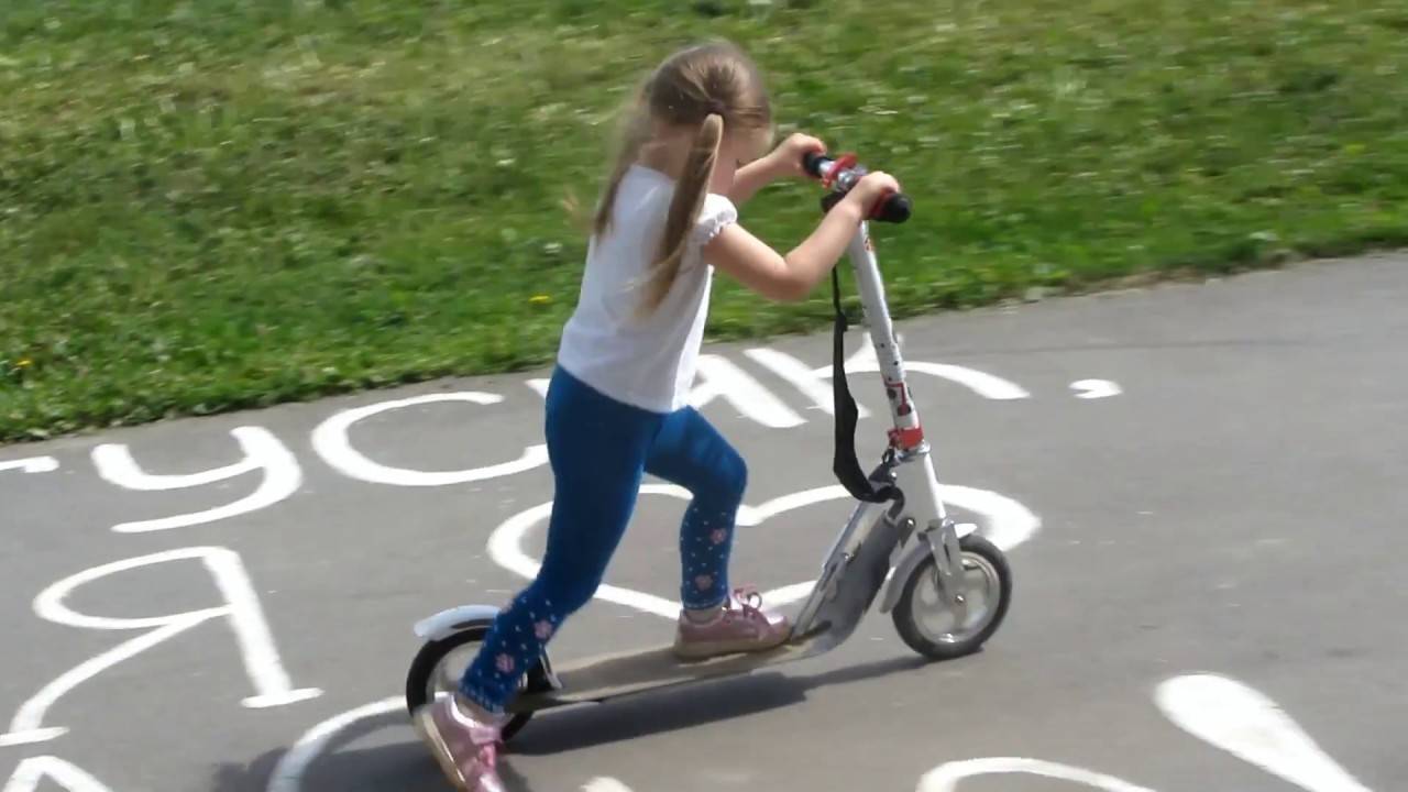 Как научить ребенка кататься на велосипеде, самокате, роликах и коньках