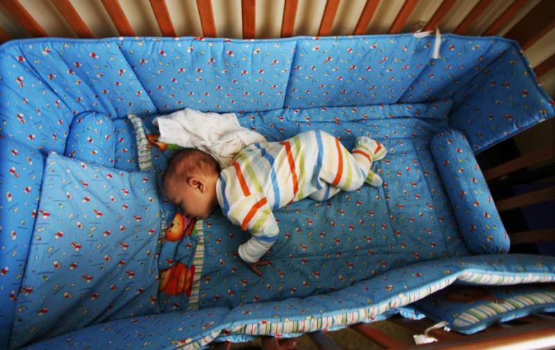 Как приучить ребенка засыпать самостоятельно: практические советы и полезные рекомендации специалистов для перевода малыша на отдельную кроватку