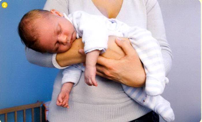 5 причин носить ребёнка на руках