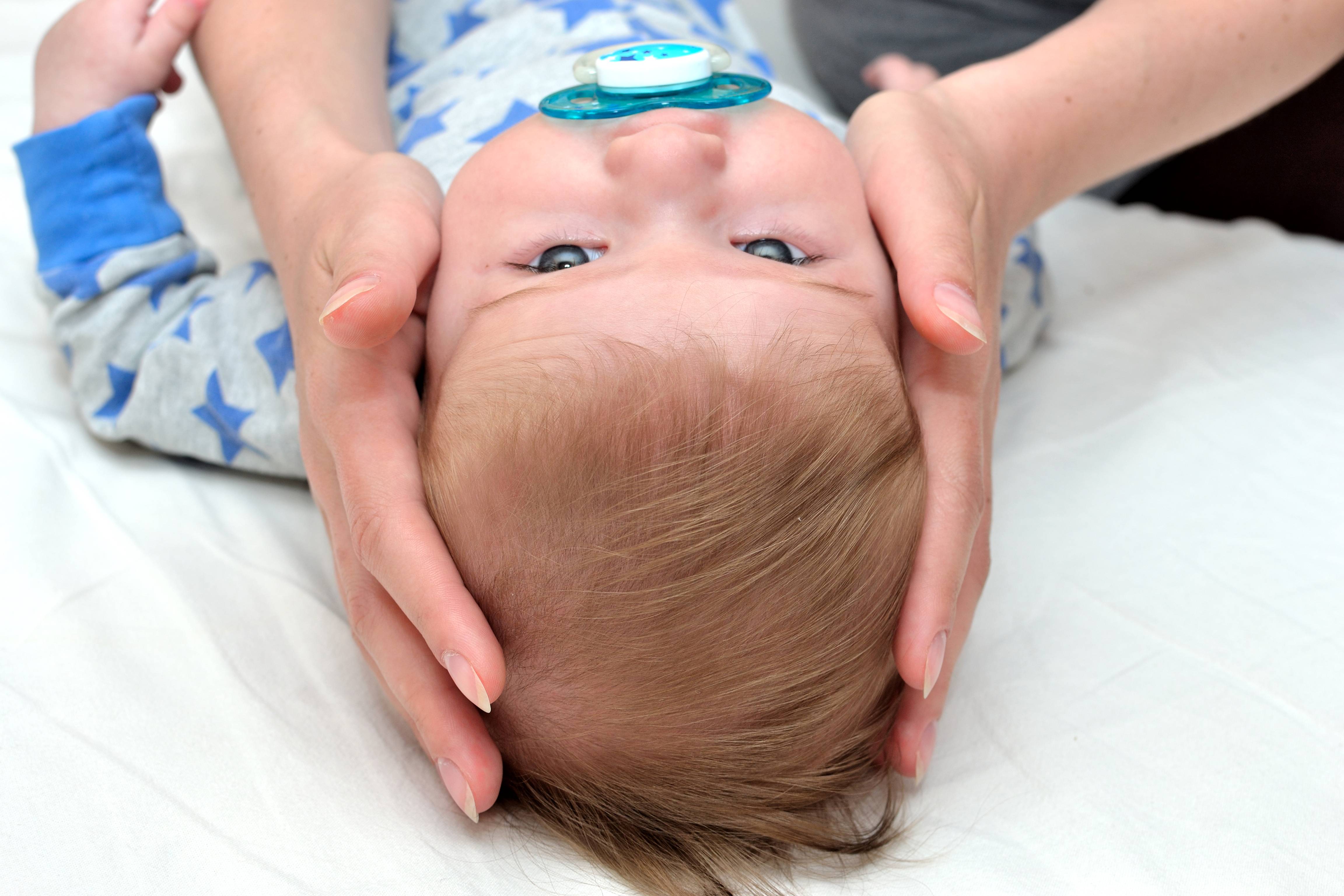 У ребенка нервный тик дергает головой | нейроспектр