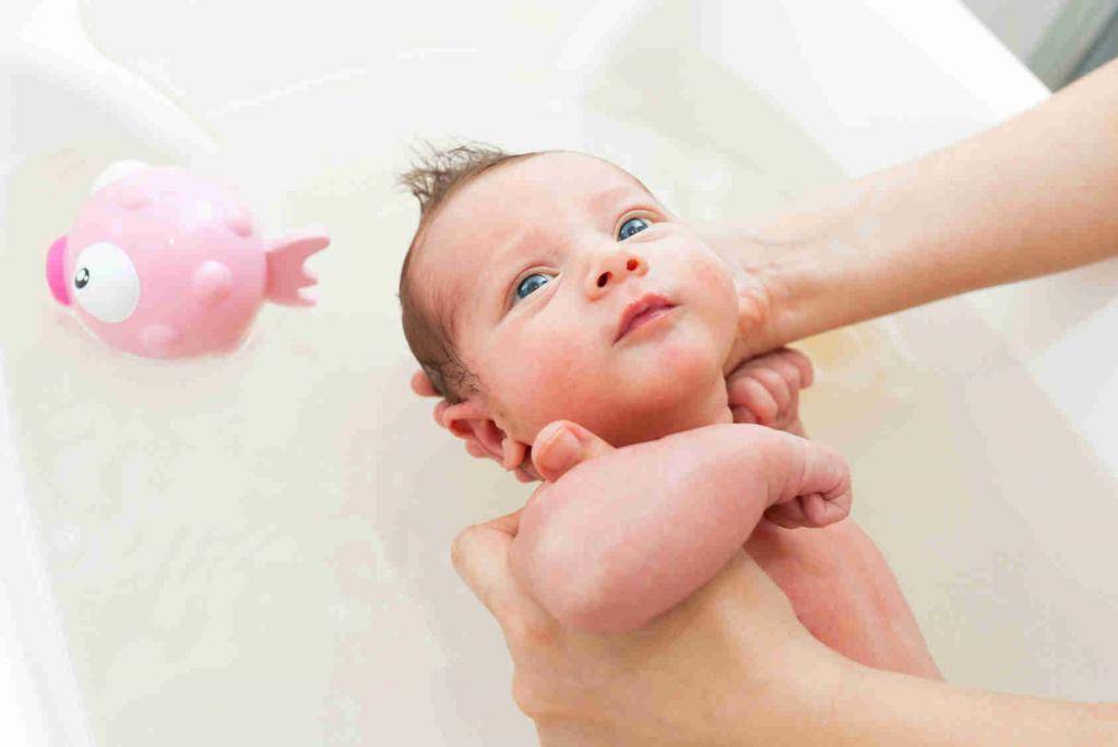 Как первый раз купать новорожденного ???? ребенка дома: видео "первое купание"