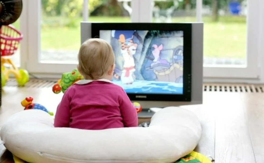 Влияние постоянно работающего телевизора на новорожденного ребенка. можно ли грудничку смотреть телевизор? мнение специалистов: влияние телевизора на ребенка