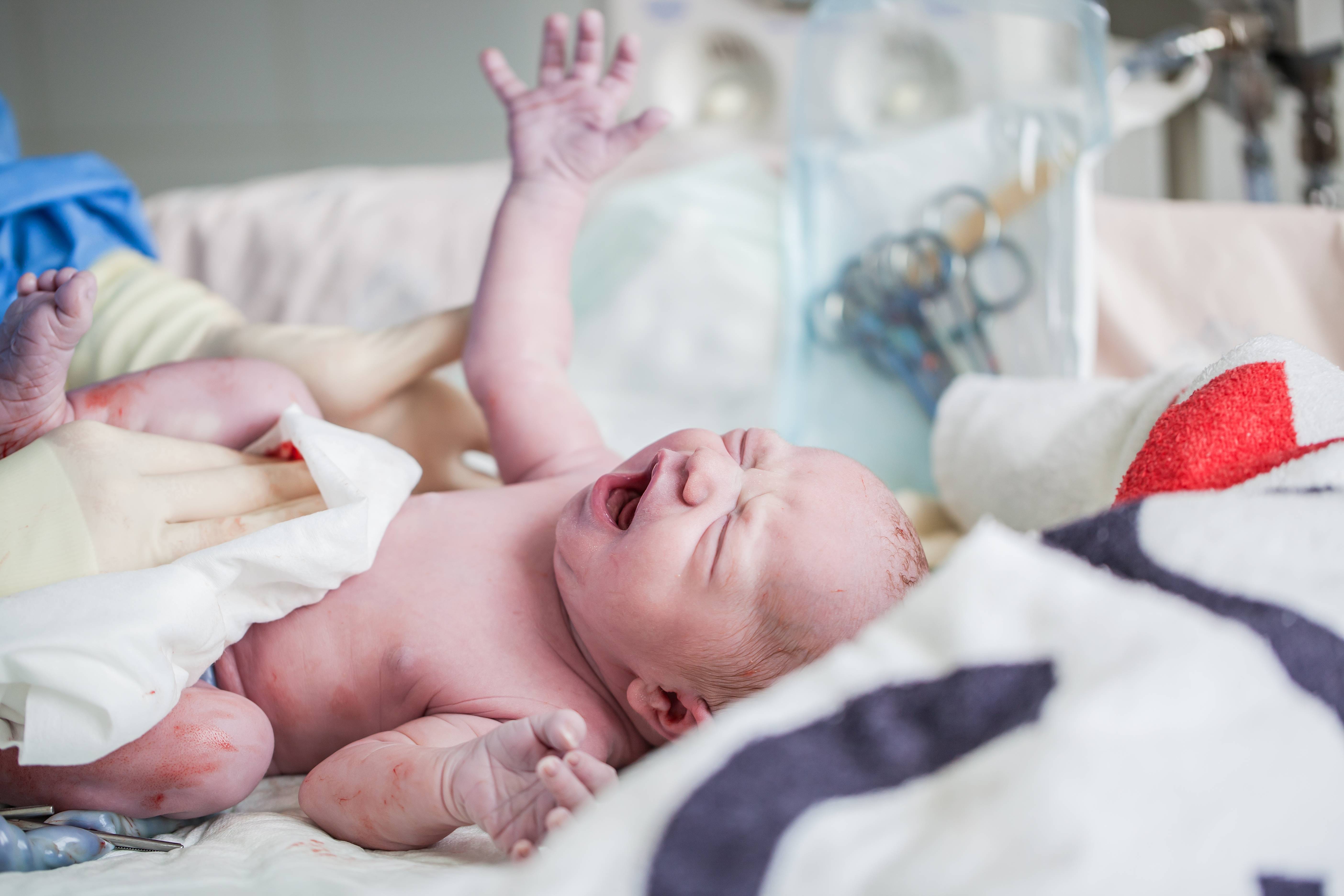 Когда новорожденный ребенок начинает видеть и слышать и как вовремя определить нарушение?