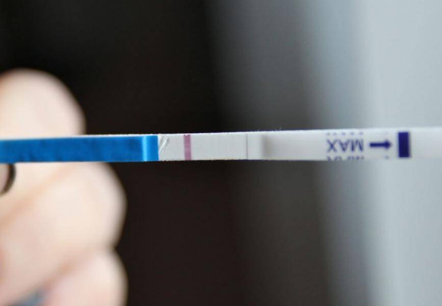 Тест на беременность: вторая полоска еле видна и что влияет на показания теста?