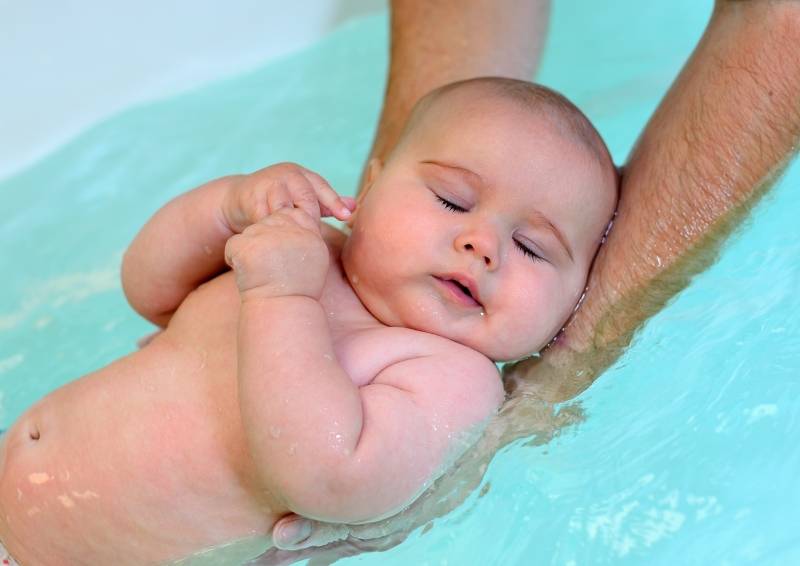 Как купать новорожденного ребенка в ванночке: первый раз, с горкой, с марганцовкой, правила купания