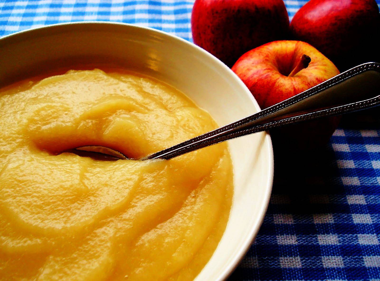 Как готовить яблочное пюре для прикорма грудничку в домашних условиях: рецепты, схема ввода в рацион ребенка свежих яблок