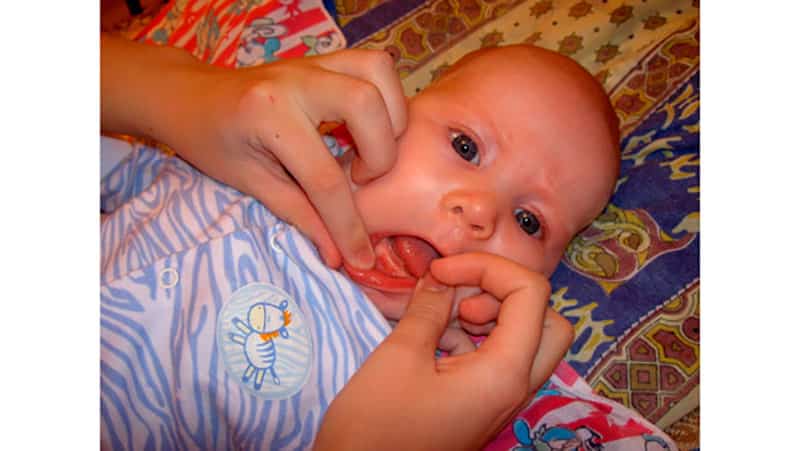 Ребёнок сосёт кулак: почему он это делает и что предпринять родителям