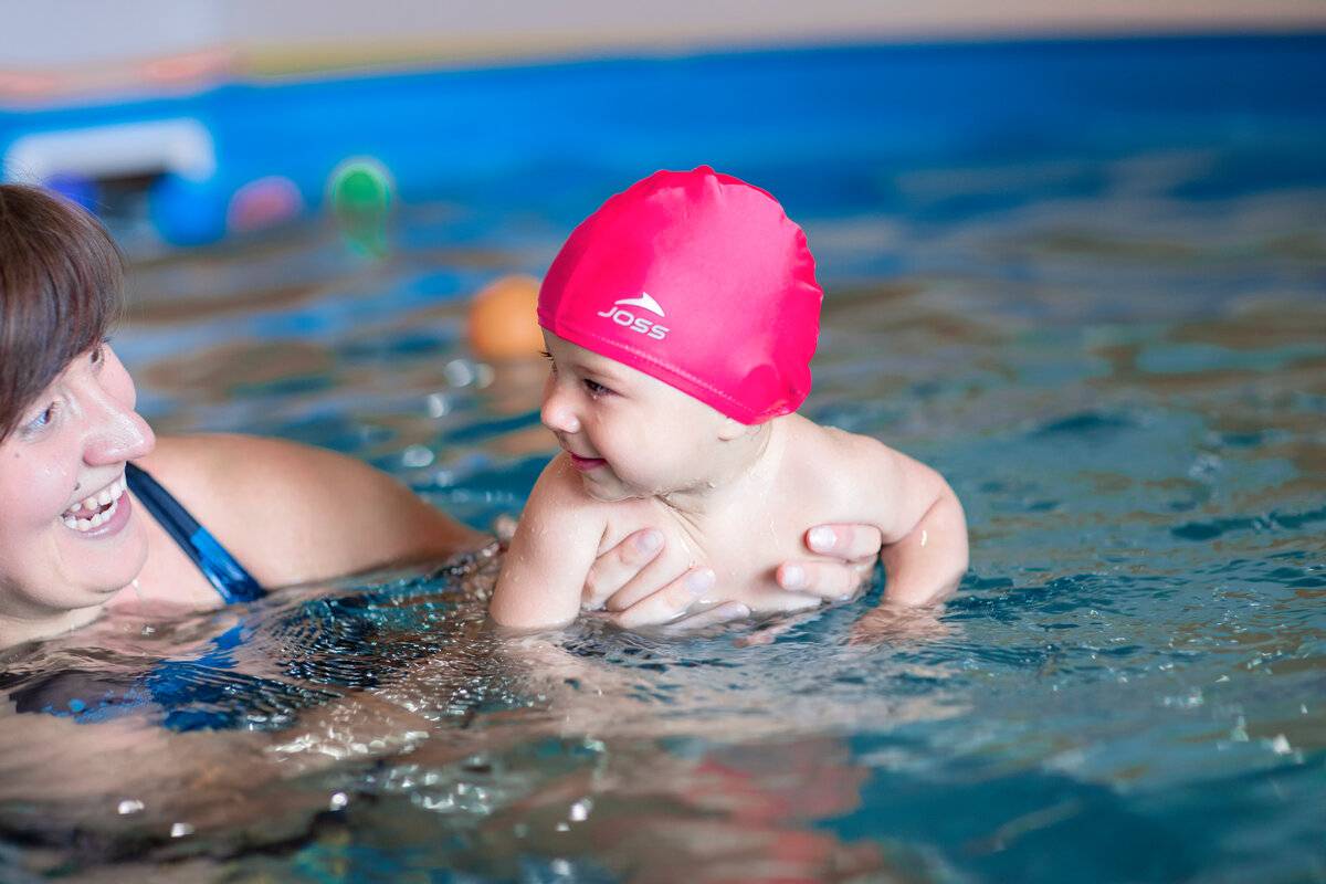 Плавание новорожденных – когда и как начинать занятия с малышом в воде?