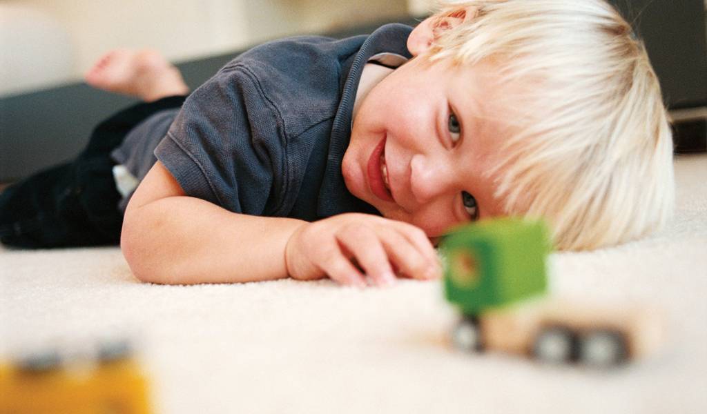 Что делать, если ребенок швыряет и ломает игрушки?