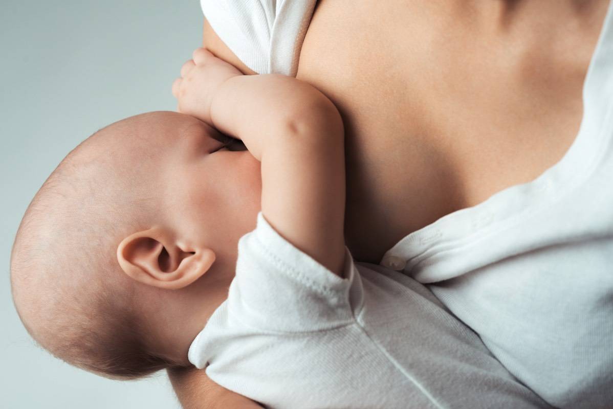 Как отучить ребенка подолгу «висеть» на груди во время кормления