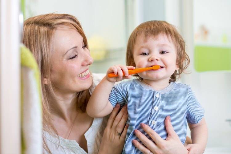 Как приучить ребенка чистить зубы: советы родителям