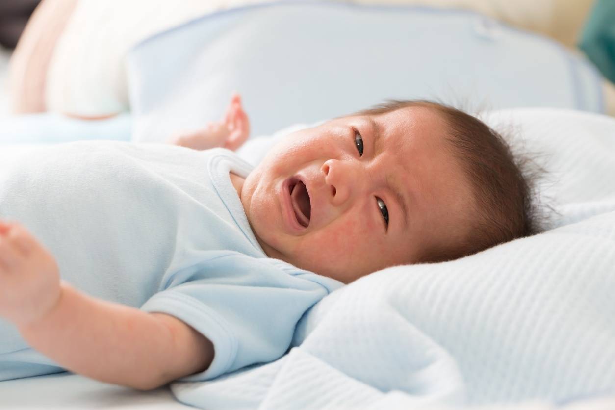 Почему новорожденный кряхтит и тужится во сне – что делать?