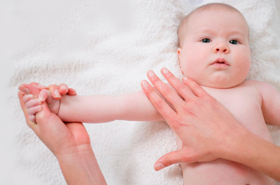 Пальчики грудничков. Массаж рук для детей. Массаж рук младенцу. Детский массаж фото. Массаж руки ребенок до года.