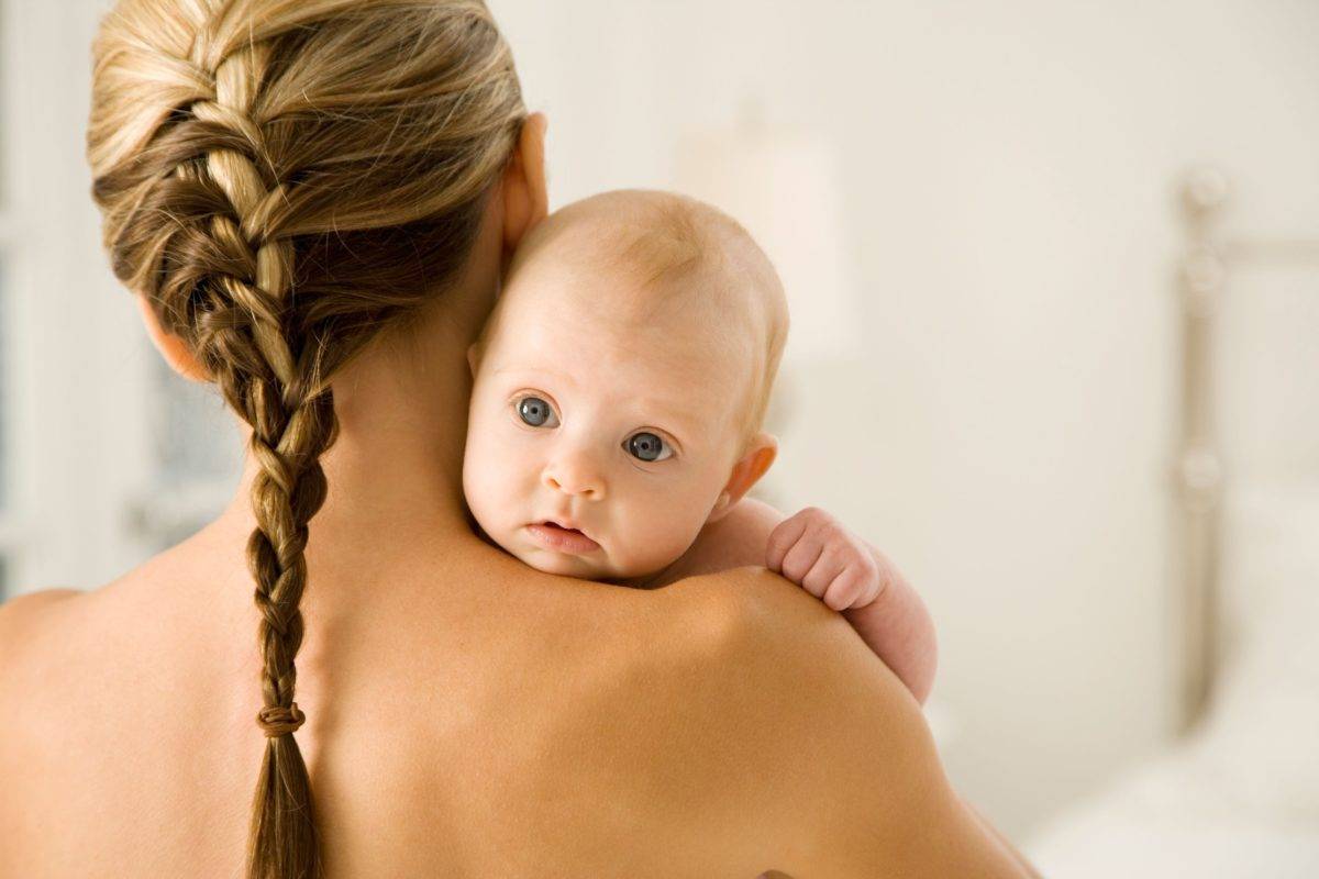 Актуальный вопрос для молодых мам: выпадение волос при грудном вскармливании