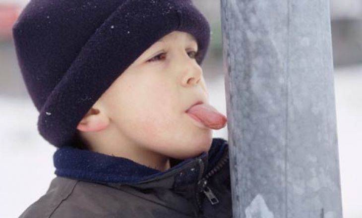 Ребенок на морозе прилип к металлу языком – первая помощь
