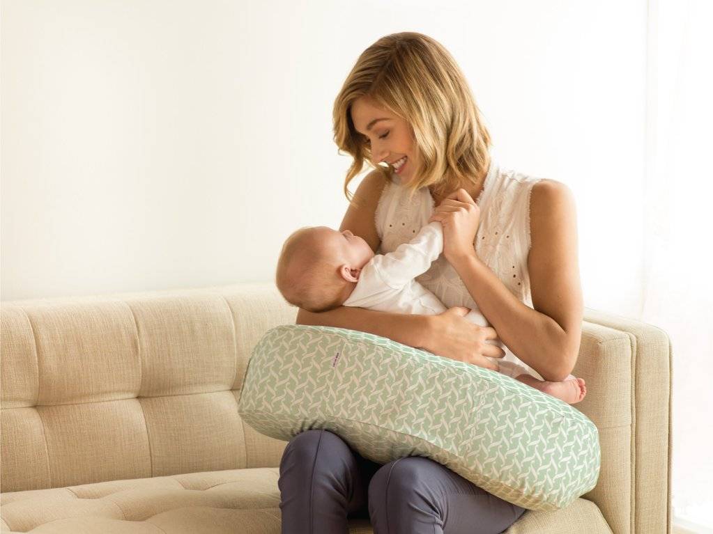 Какую подушку выбрать для новорожденного в кроватку: советы педиатра, отзывы мам