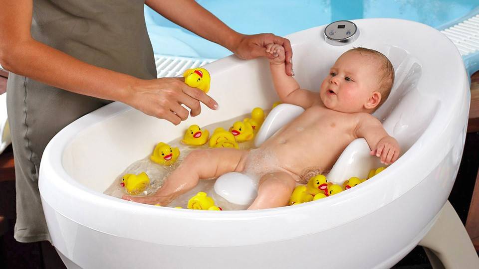 Чем мыть ванну перед купанием грудничка: содой, уксусом, мылом, как ее чистить перед водными процедурами малыша, каким образом подготовить для новорожденного?