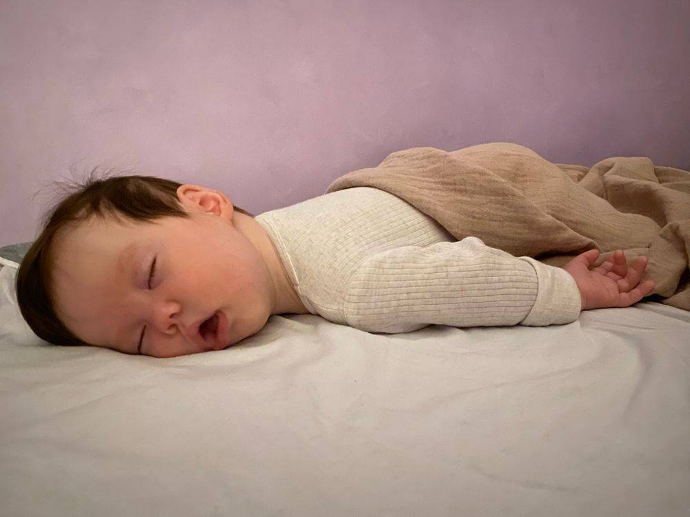 Ребенок плохо спит в 4 месяца: что делать маме?