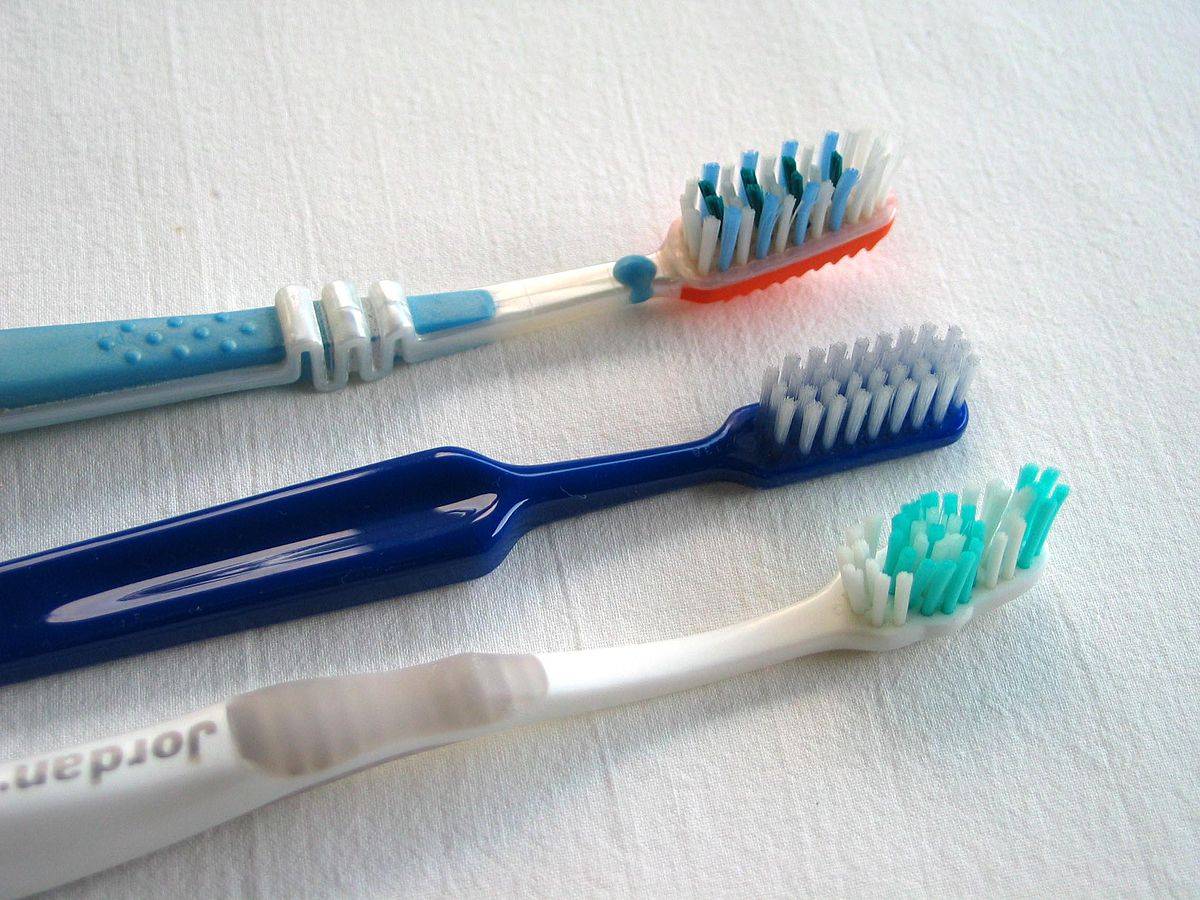 Зубная щетка - почему нужно менять, как часто взрослому, ребенку