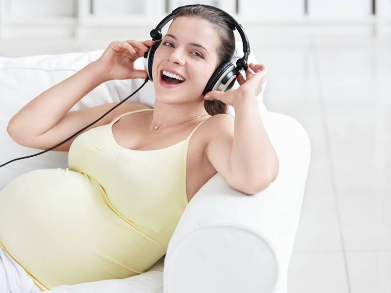 Роль музыки во время беременности: можно ли ходить на концерты, слушать громко в наушниках и петь на концертах