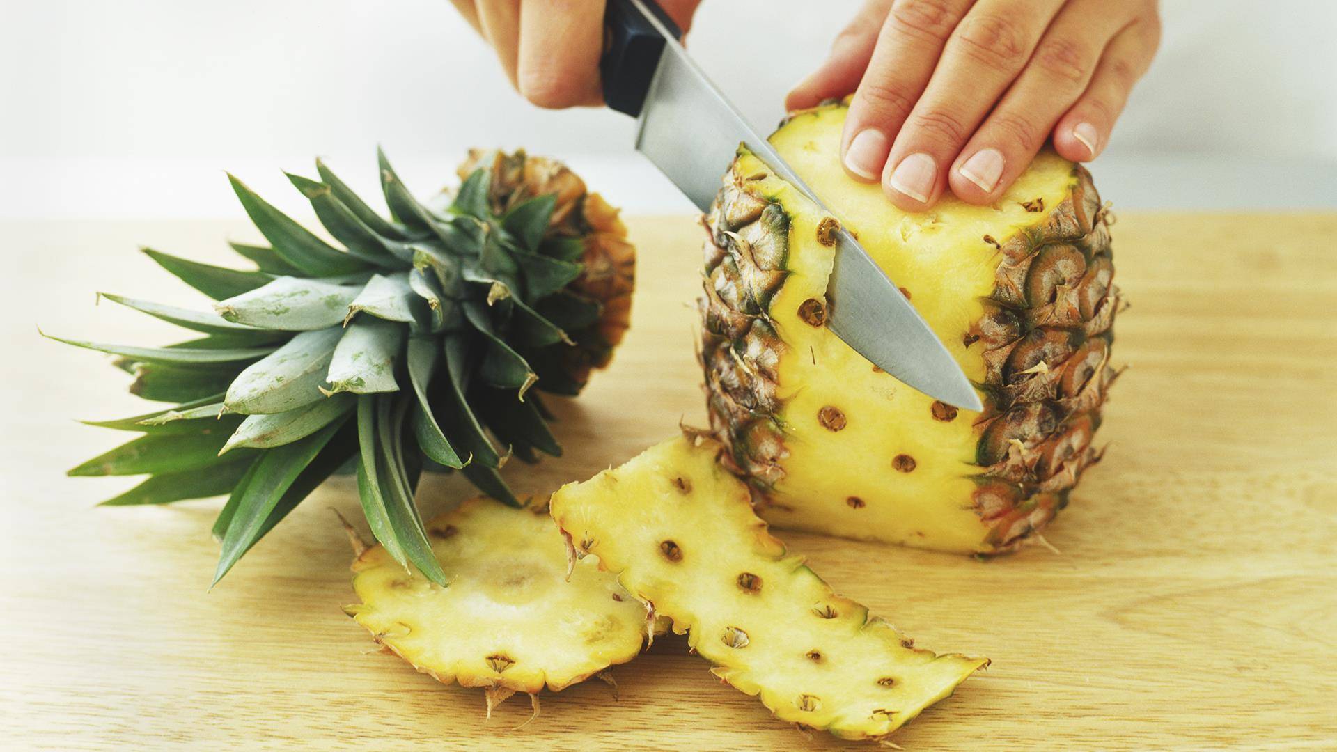 Сколько хранится ананас в холодильнике и при комнатной температуре?