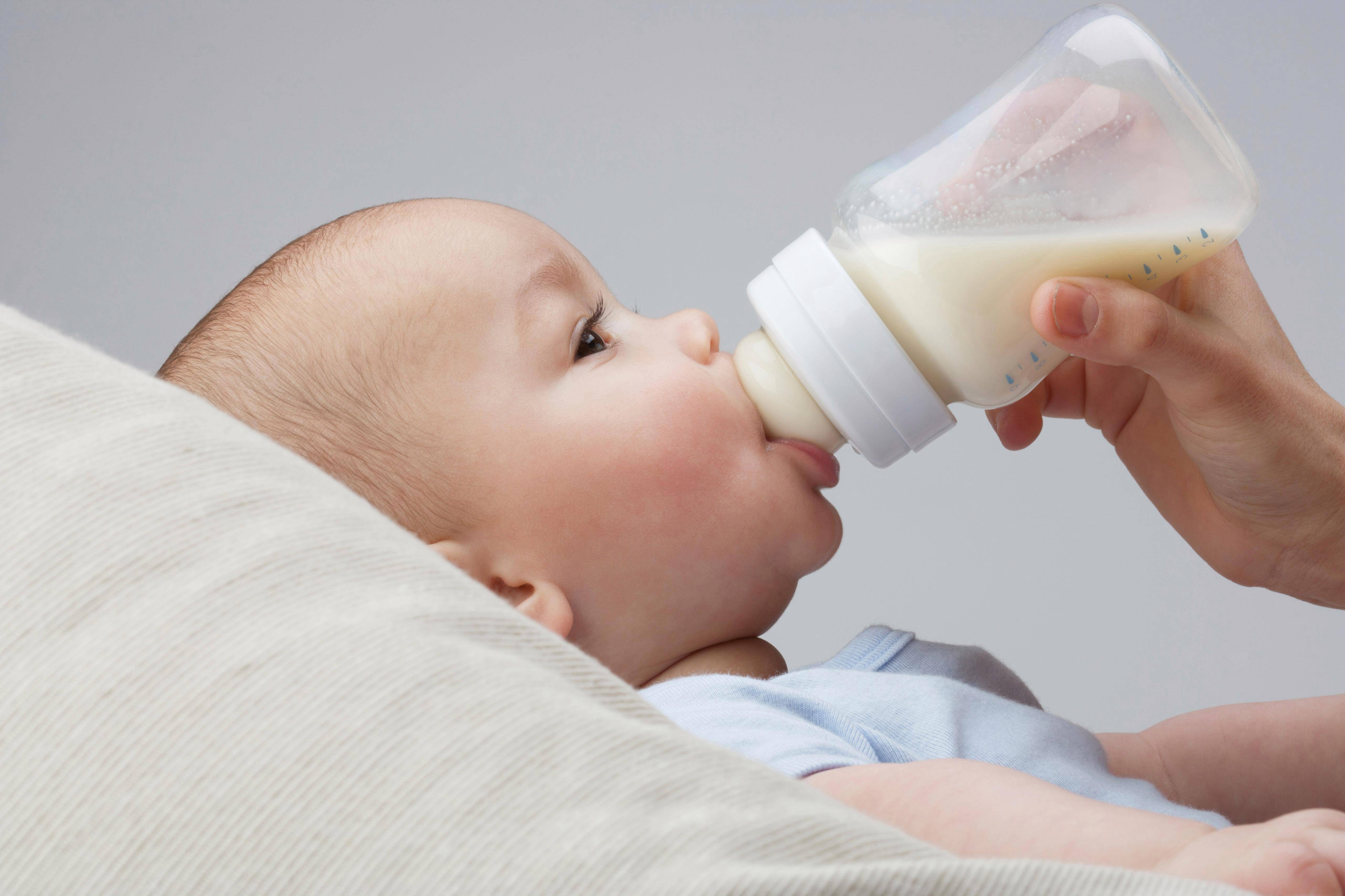 Молоко детям до года и после. какое молоко давать ребенку - козье, коровье | азбука здоровья