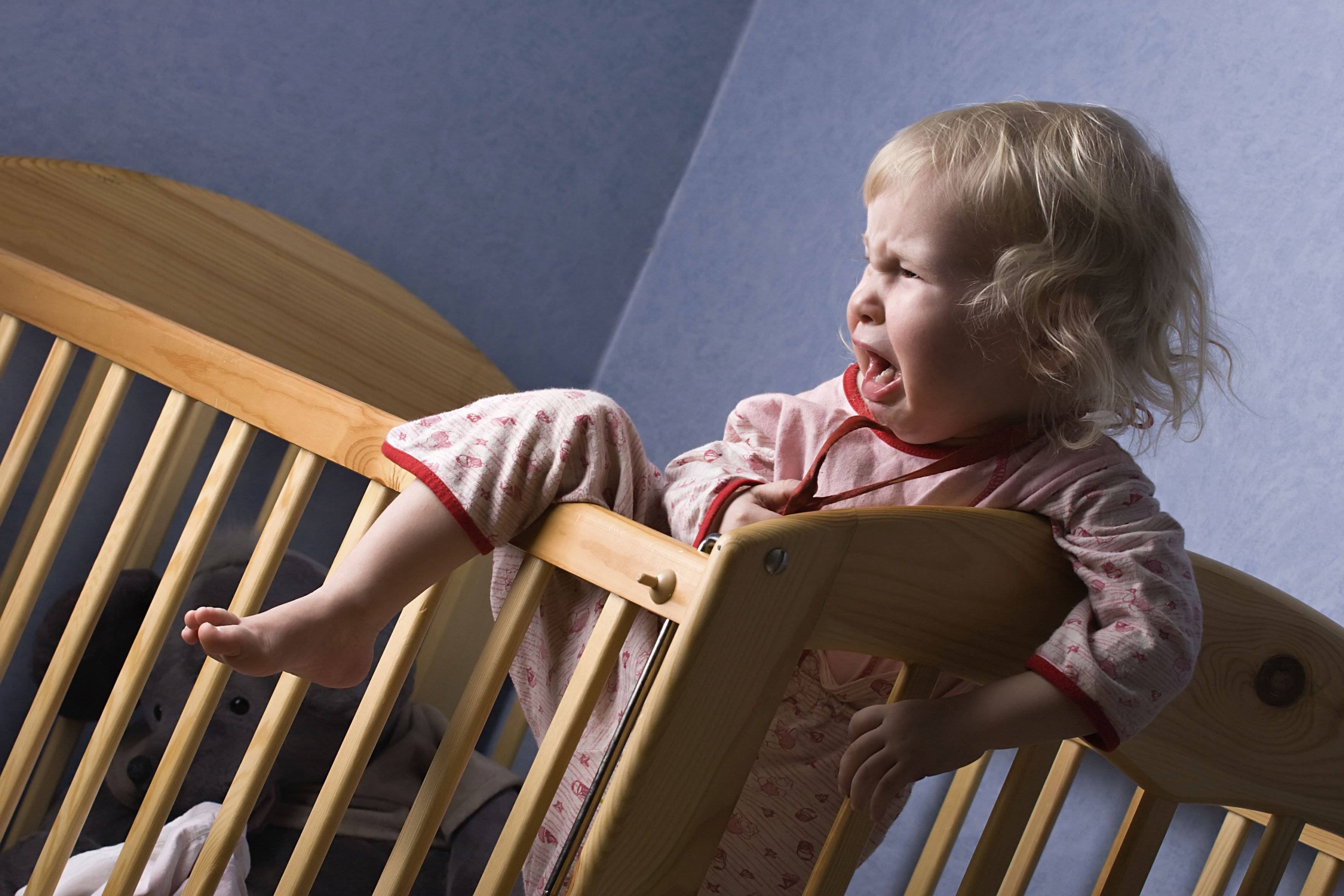 Приучаем ребёнка спать в своей кроватке: полезные советы психолога и 9 распространенных ошибок