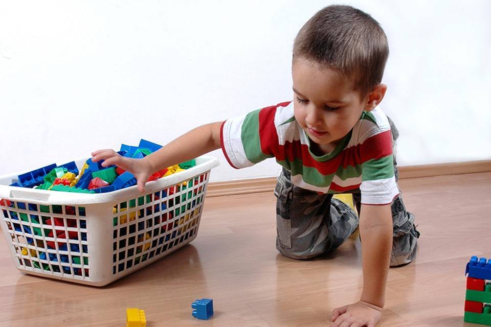 Как научить ребенка убирать за собой игрушки, учим малыша собирать игрушки