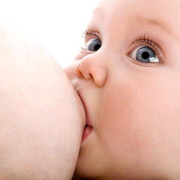 Ребенок кусает грудь во время кормления, что делать?