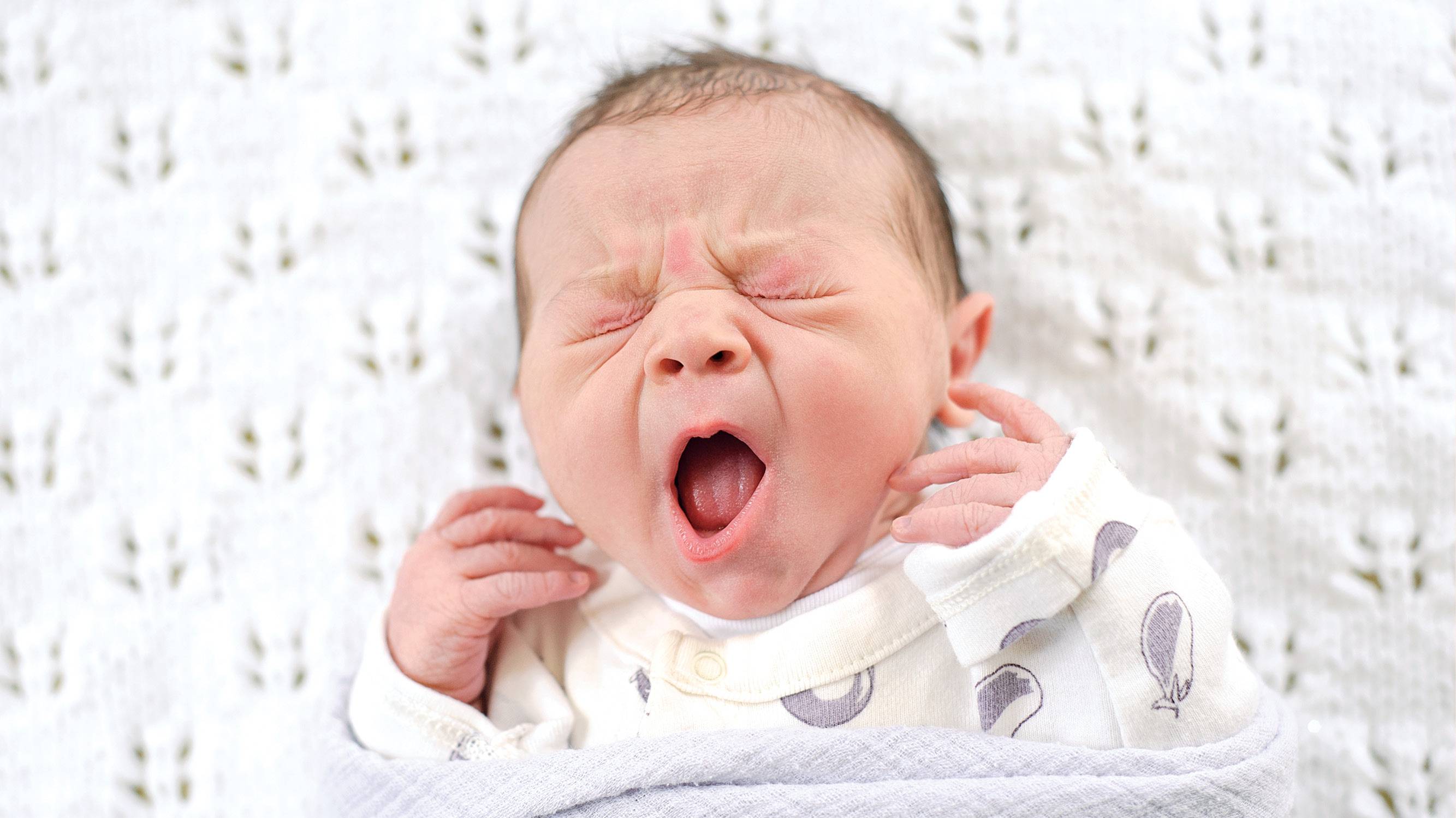Почему новорожденный хрюкает. Новорождённый хрюкает носиком. Новорожденный сопит носом. Новорожденный ребенок хрюкает носом.