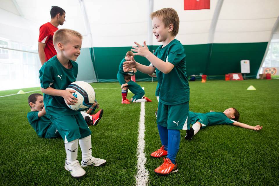 Футбол для детей: как выбрать экипировку для футбола правильно?