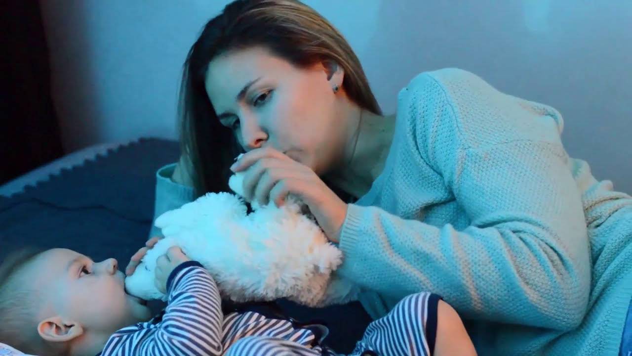 Ребенок засыпает с укачиванием: как отучить?