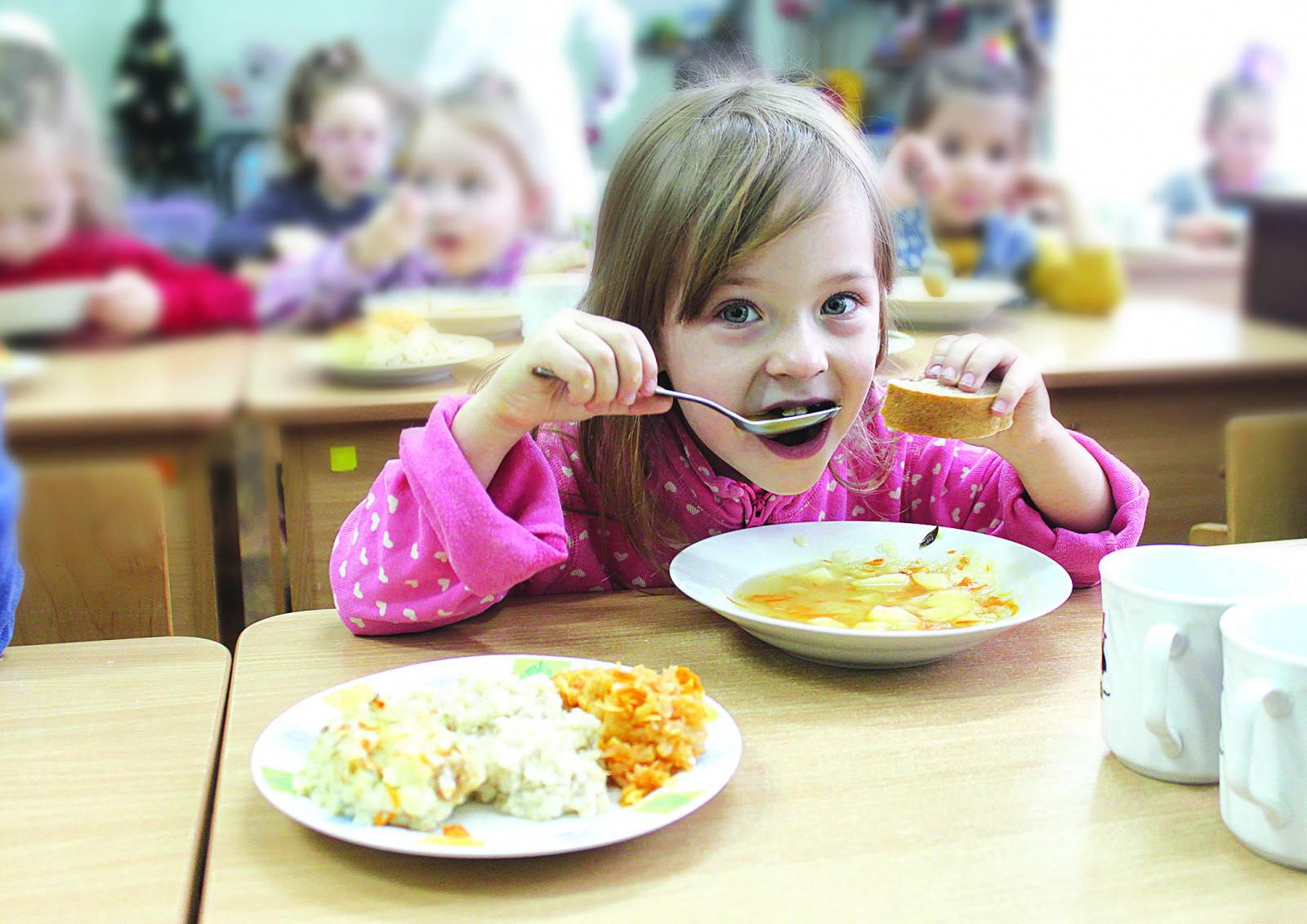 Детки кушают в детском саду