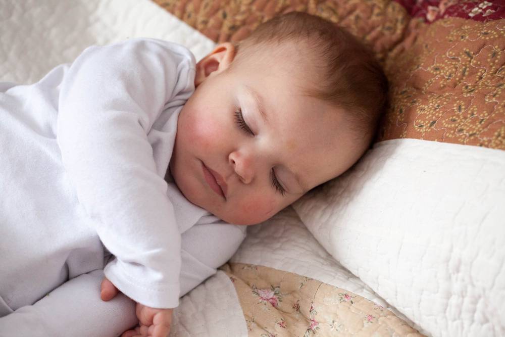 Ребенок периодически плачет во сне и не просыпается: почему это происходит и что делать?