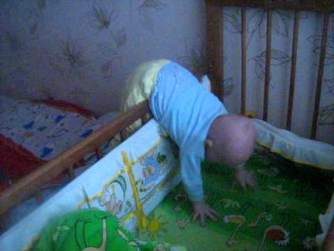 Ребенок упал с кровати. что делать?