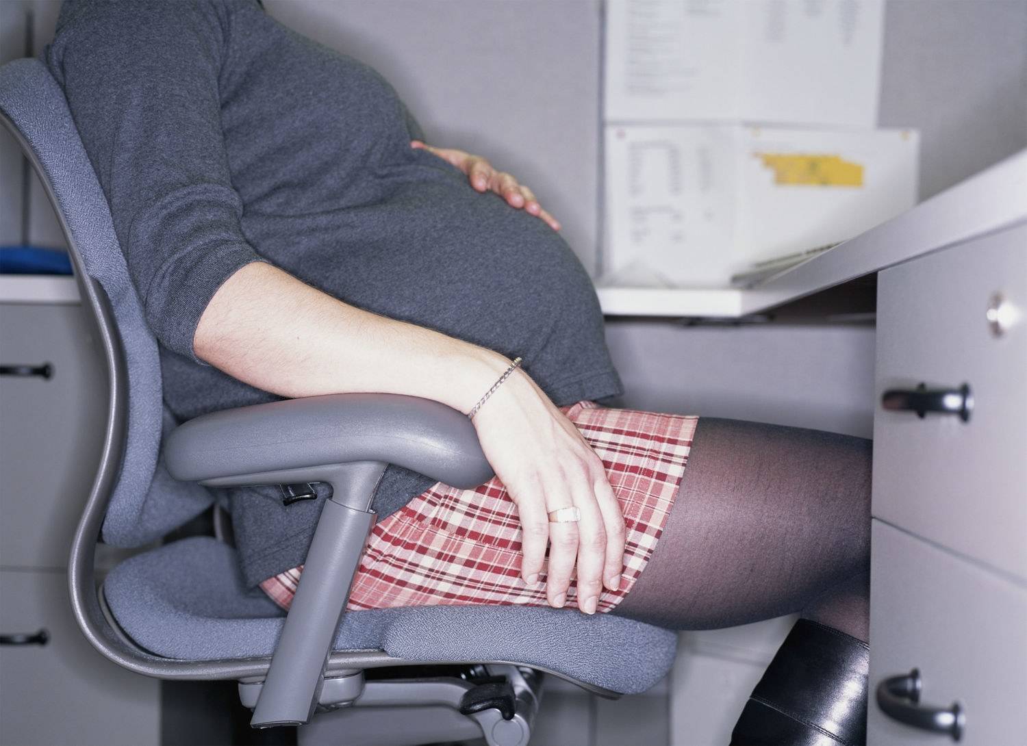 Можно ли сидеть нога на ногу во время беременности. почему нельзя скрещивать ноги при беременности сидя — беременность. беременность по неделям.