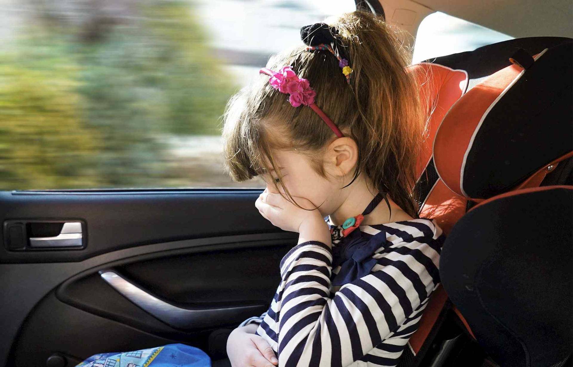 Ребенка укачивает в машине: что делать?