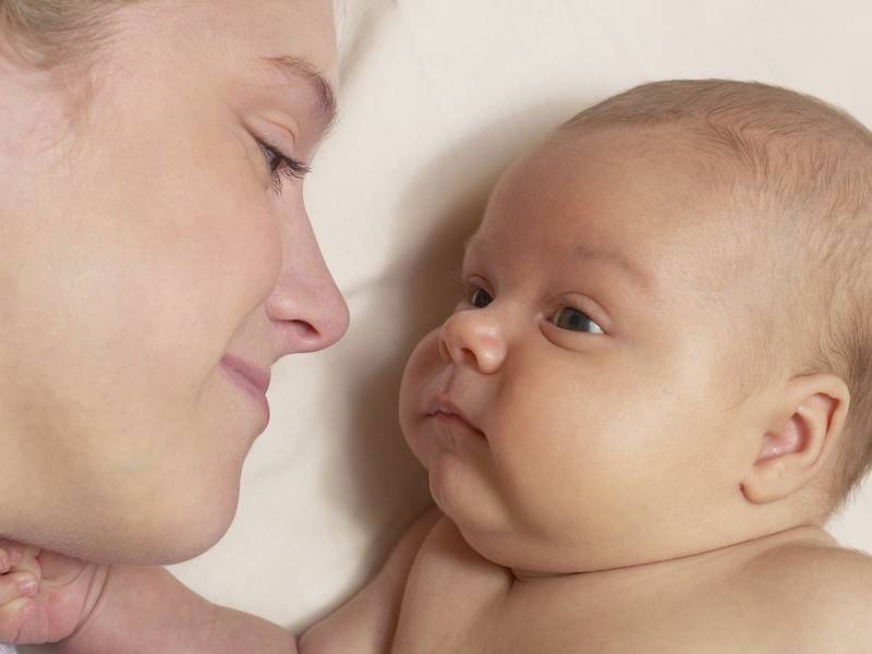Колики у новорожденного ребенка: причины, симптомы, как помочь малышу?