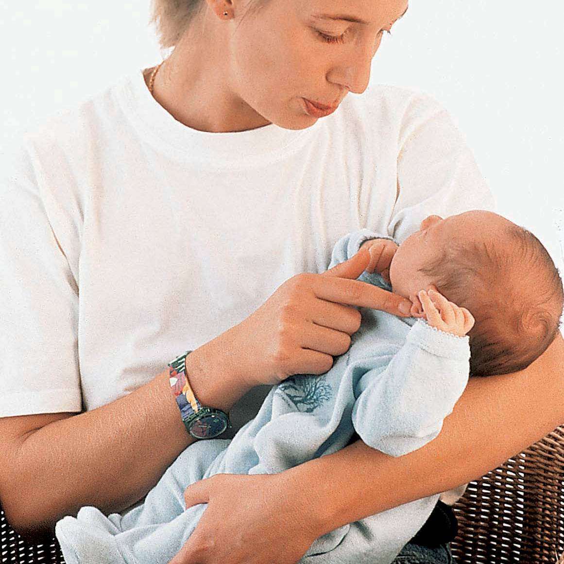 Как держать новорожденного | как правильно держать новорожденного