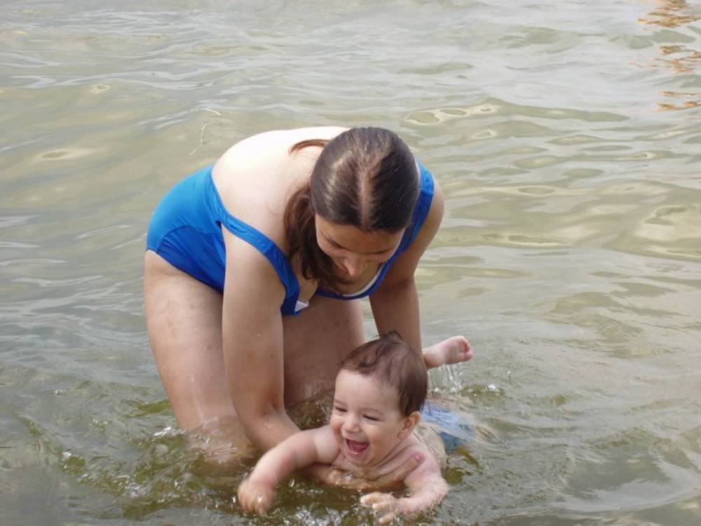 Можно ли купаться в речке кормящей маме? - грудное вскармливание - страна мам