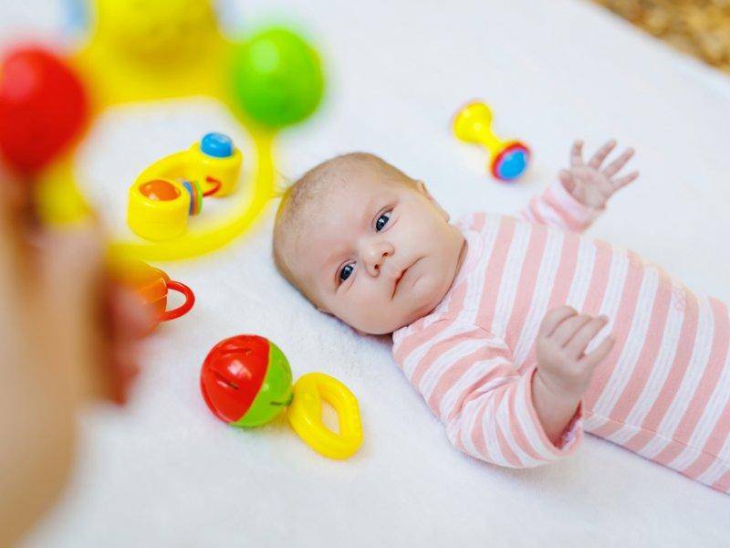 Третий месяц: лучшая игрушка - собственные руки   | материнство - беременность, роды, питание, воспитание