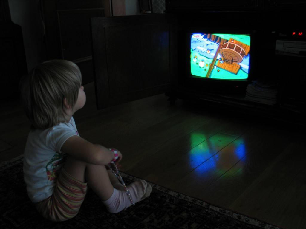 Можно ли грудным детям смотреть телевизор: реальный вред и мифы